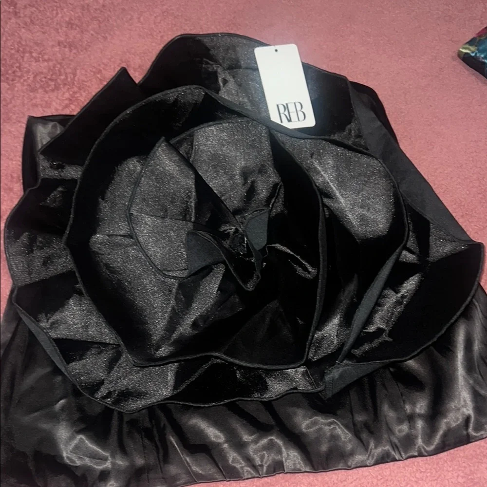Elegant Black Floral Halter Top - Picture 2 of 5